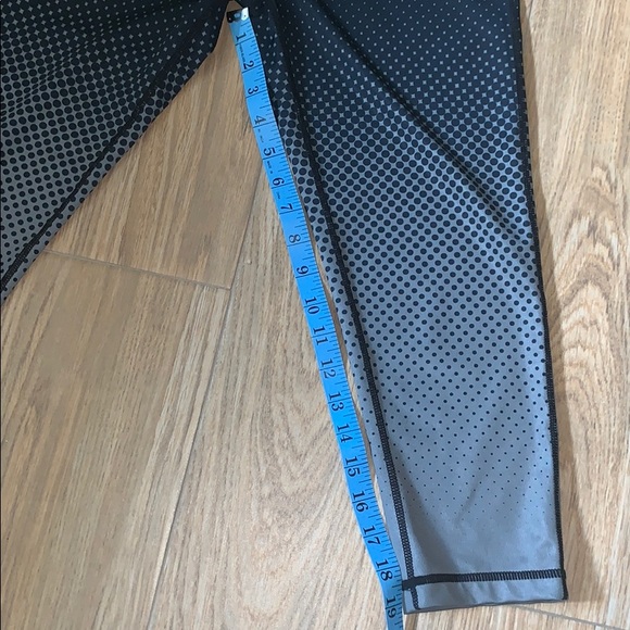 Black and gray workout 3/4 capris pants - Picture 3 of 4